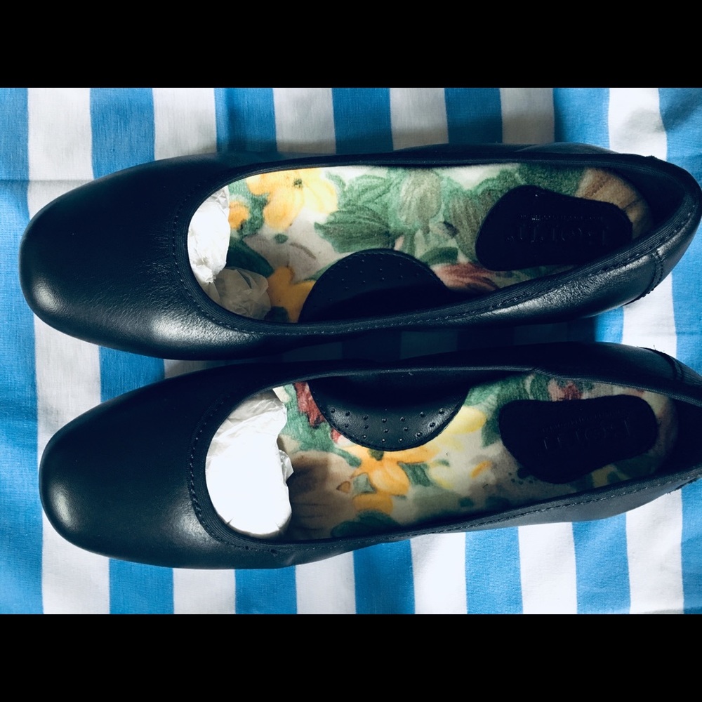 Born Low heel pumps